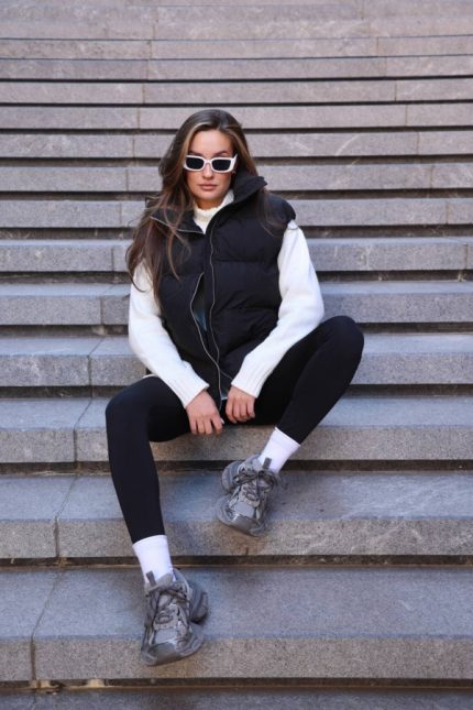 Stilinga pūkinė juoda liemenė