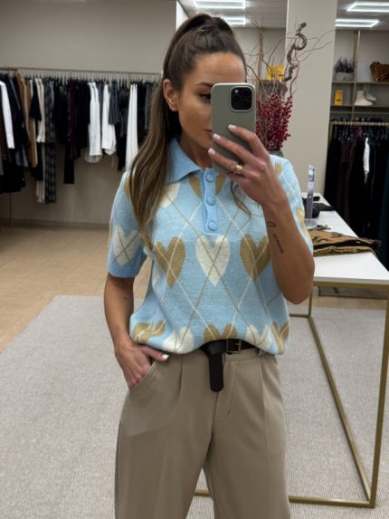 Išskirtinio dizaino megztas polo tipo megztukas