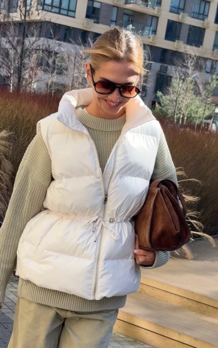 Balta pūko liemenė reguliuojamu liemeniu