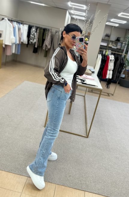 Šviesinto džinso flare push up modelis