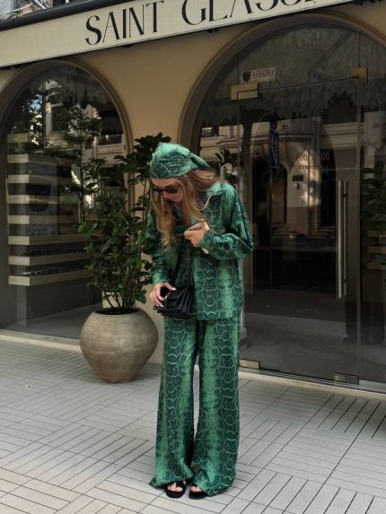 Stilingas marškinių, kelnių ir skarelės komplektas