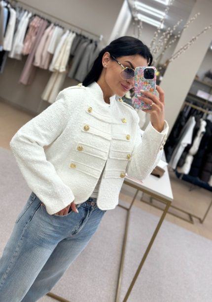 Baltas trumpintas military stiliaus švarkas su auksinėmis sagomis