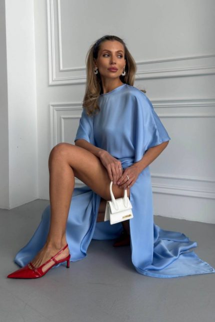 Išskirtinė elegantiška žydra suknelė su nuimama rožės detale